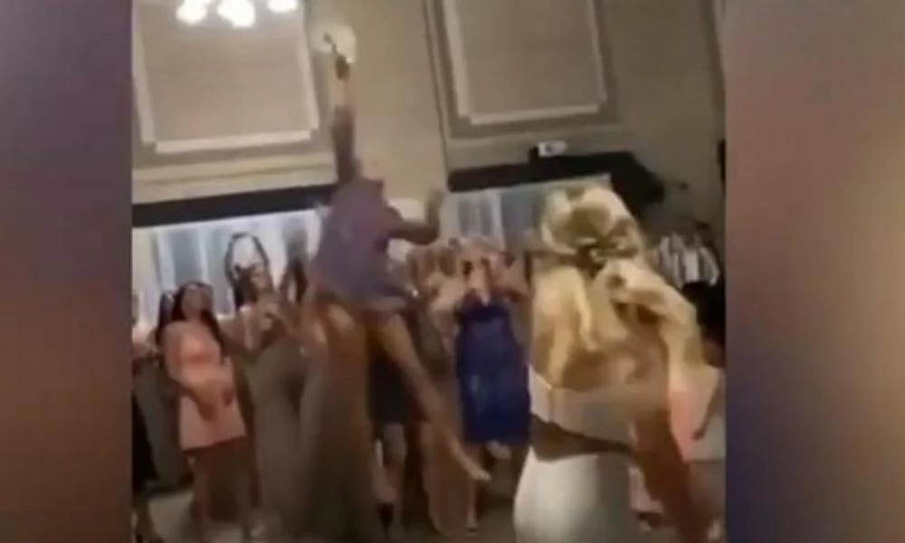 Παίκτρια του βόλεϊ σε γάμο πήδηξε ψηλότερα από όλες για να πιάσει την ανθοδέσμη